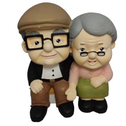 مجسمه پیرزن و پیرمرد